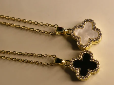 noir-blanc clover necklace